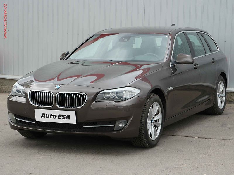 BMW Řada 5 (2012) 2.0i, AT, tempo, park.asist - fotka 3 z 22