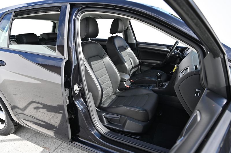 Volkswagen Golf VII 2.0TDI 110KW Highline 2/17 - fotka 33 z 57
