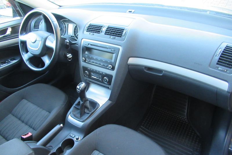 Škoda Octavia 1.6 TDi AUT. KLIMA TAŽNÉ - fotka 15 z 19
