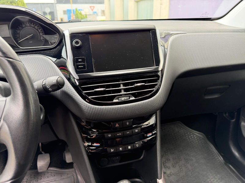 Peugeot 2008 1,2 PureTech / servis.kn./  - fotka 20 z 22