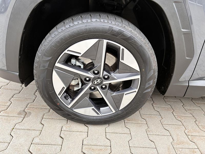 Hyundai Tucson 1.6T-GDi HEV 158kW REZERVACE - fotka 31 z 35