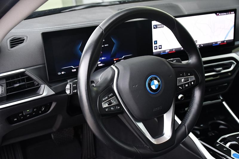 BMW i4 eDrive40 97%SoH - fotka 16 z 38