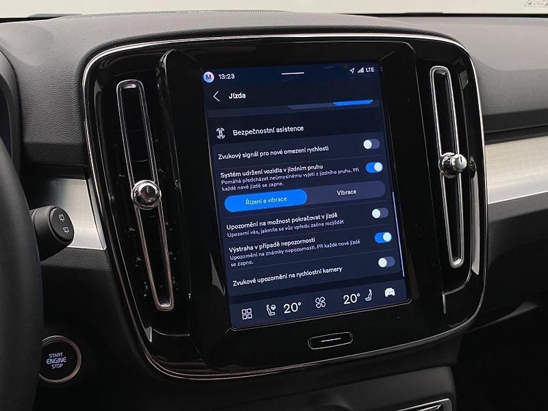 Volvo XC40 (2026) B3 AUT DARK PLUS - fotka 48 z 60