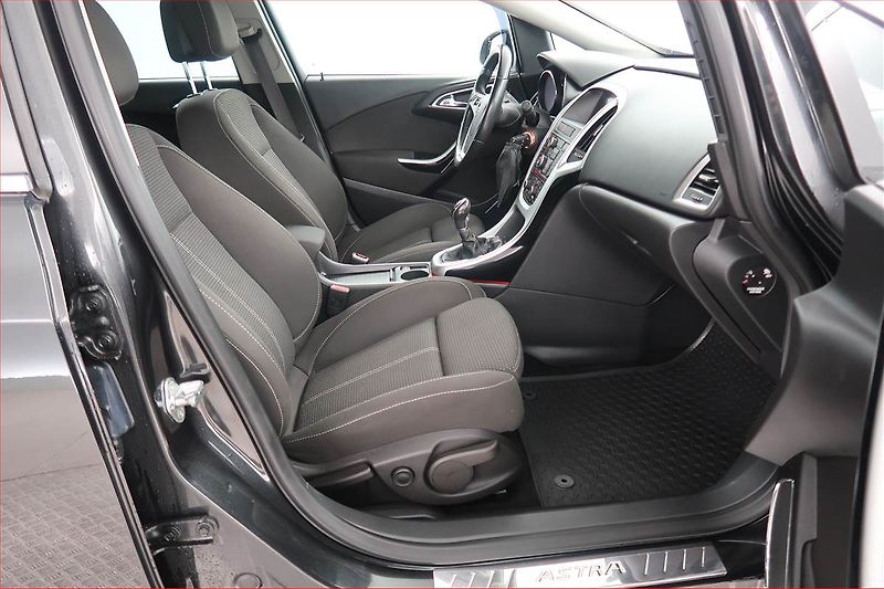 Opel Astra (2012) 1.7 CDTI, po STK, Tažné - fotka 9 z 15