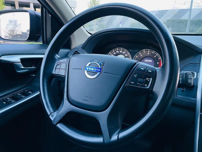 Volvo XC60 2.0D 5VÁLEC AUT VÝHŘEV SENZORY - fotka 26 z 44