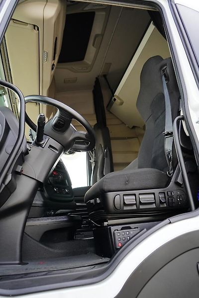 Iveco S-WAY (2023) 420 6x2 skříňová nástavba - fotka 9 z 18