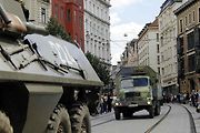 Historická kolona vozidel projela v sobotu odpoledne brněnským náměstím Svobody.
