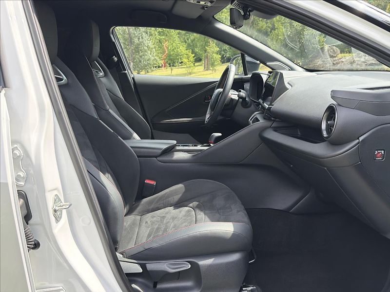 Toyota C-HR 2,0 Hybrid E-CVT AWD GR Sport - fotka 20 z 32