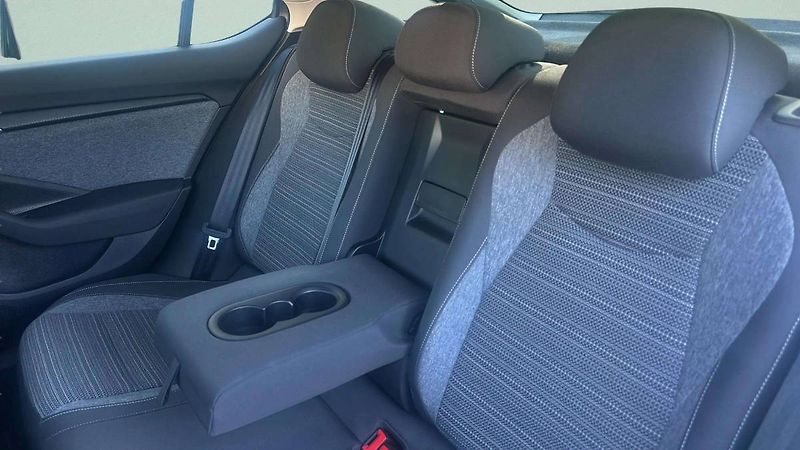 Škoda Superb Liftback Selection  2,0TDI 110 - fotka 22 z 29