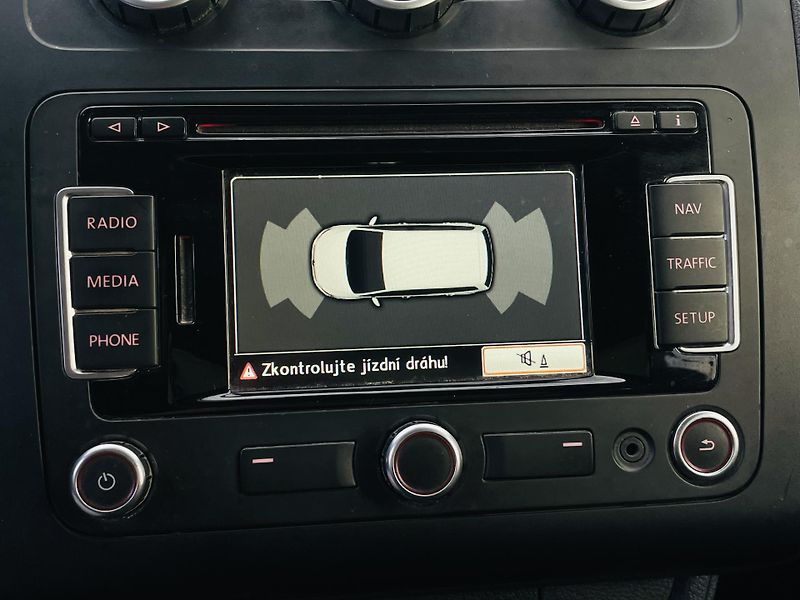 Volkswagen Touran 2.0TD MANUÁL 7MÍST SERVISKA - fotka 40 z 43