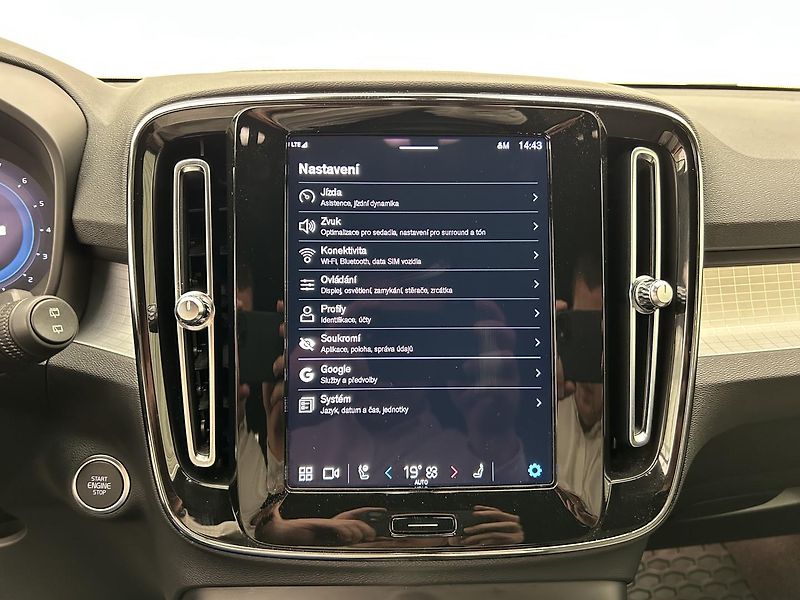 Volvo XC40 2.0 B4 4x4 PLUS - fotka 27 z 30