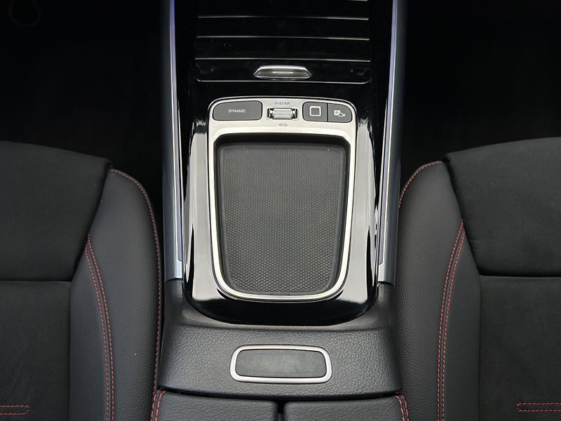 Mercedes-Benz GLA 200 d 4M AMG - fotka 15 z 27