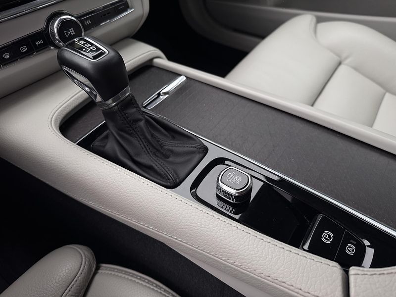 Volvo V90 CC D4 AWD MOMENTUM AUT - fotka 27 z 46