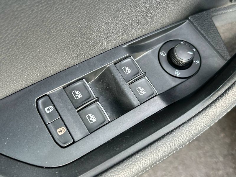 Škoda Superb (2022) kombi 2.0 TDI 7DSG L&K - fotka 33 z 35