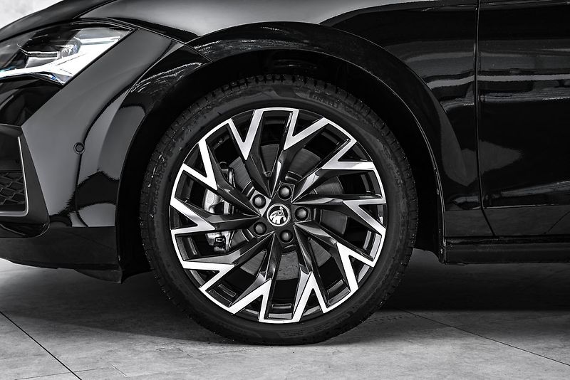 Škoda Superb 2,0TDI 142kW L&K 4x4 DSG masáž - fotka 2 z 23