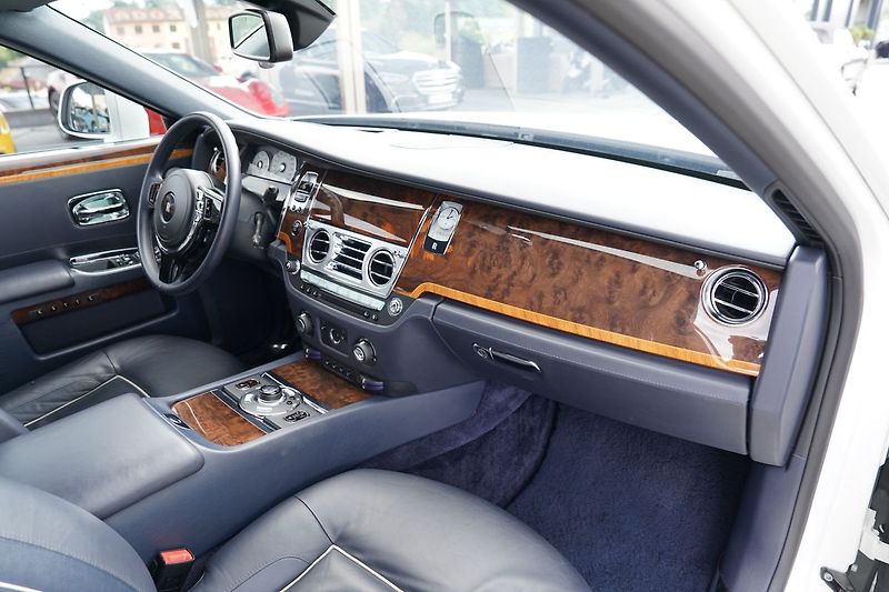 Rolls-Royce Ghost 6.75i V12  570 PS - fotka 28 z 45