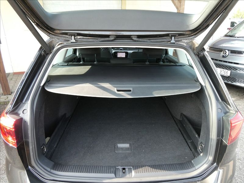 Volkswagen Passat 2,0 TDi DSG FULL LED BUSINESS - fotka 17 z 41