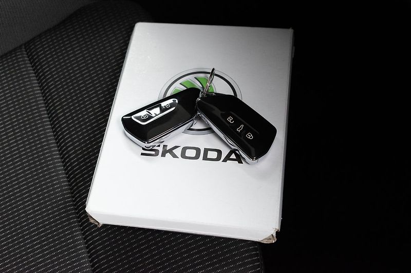 Škoda Octavia 2.0 TDI DSG*ACC*PO ROZVODECH* - fotka 27 z 35