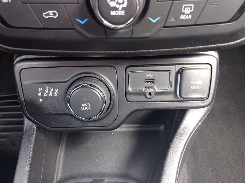 Jeep Renegade 2.0 JTD-MJET 4x4/1Maj/DigKlima - fotka 40 z 44