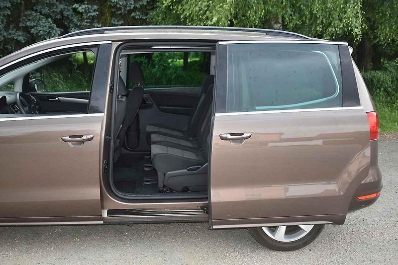 Tento Volkswagen Sharan je deset let starý. Nevypadá na to