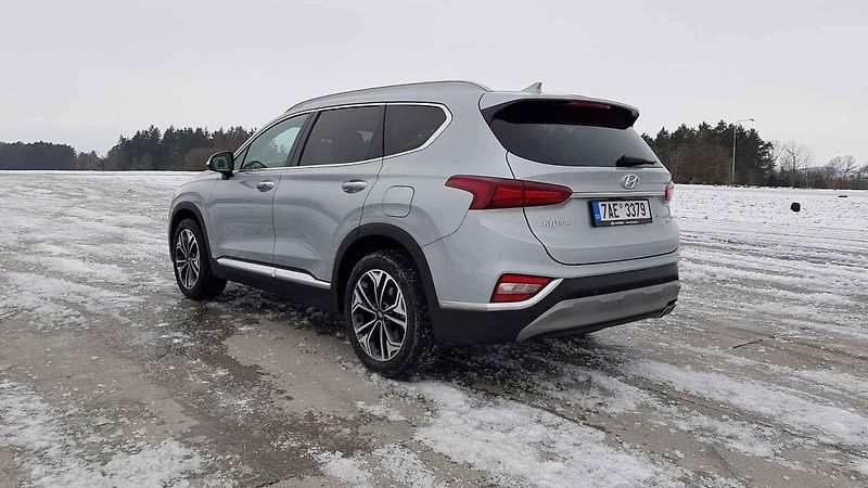 Hyundai Santa Fe vsadilo na nápadný design. Uveze až sedm cestujících.