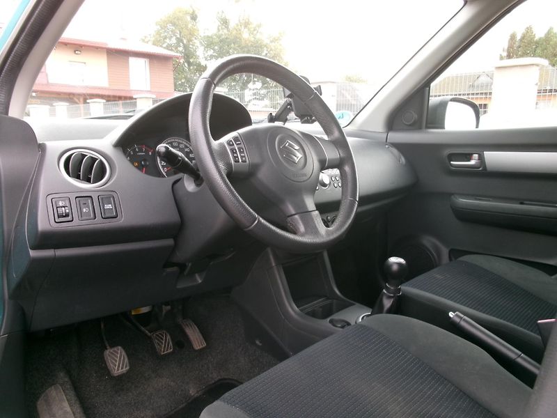 Suzuki Swift (2009) 1,3i KLIMA - ZADÁNO - fotka 23 z 26