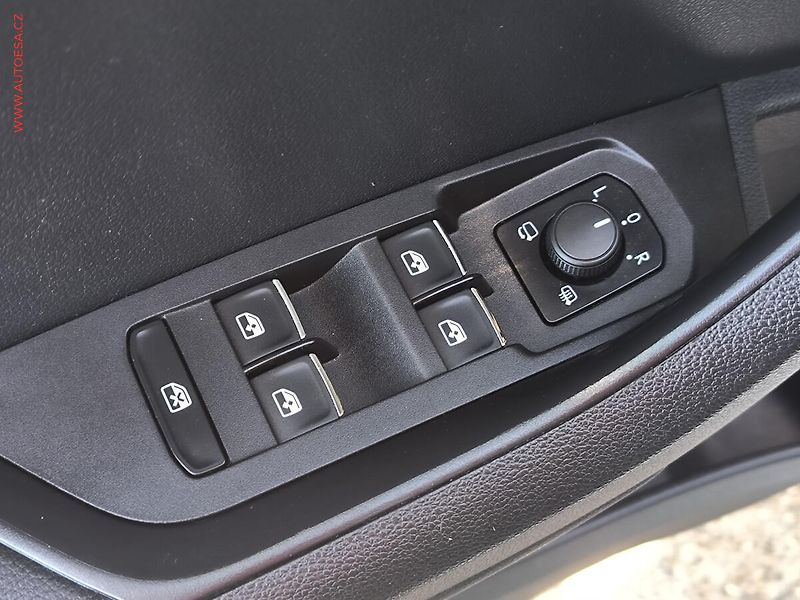 Škoda Karoq (2018) 1.5TSi, ČR, DSG, navi - fotka 25 z 27