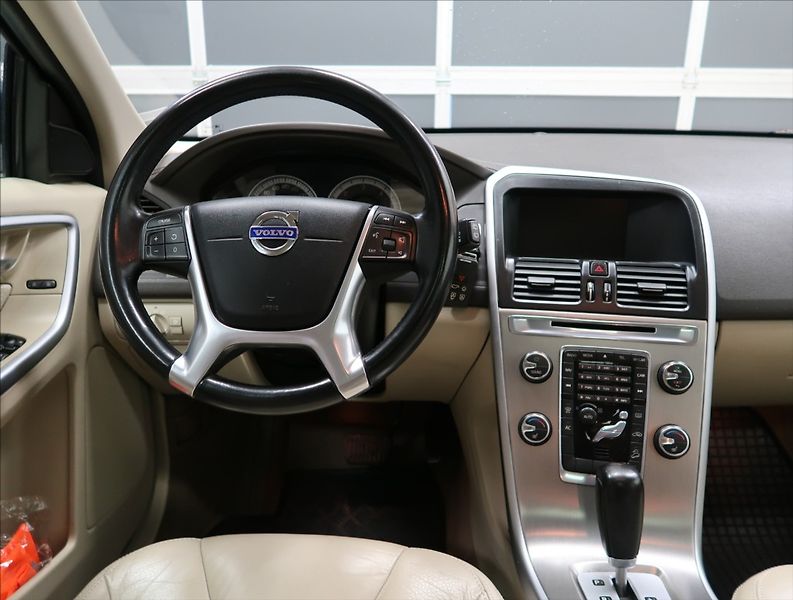 Volvo XC60 2,4 D5 AWD AUT - fotka 13 z 23