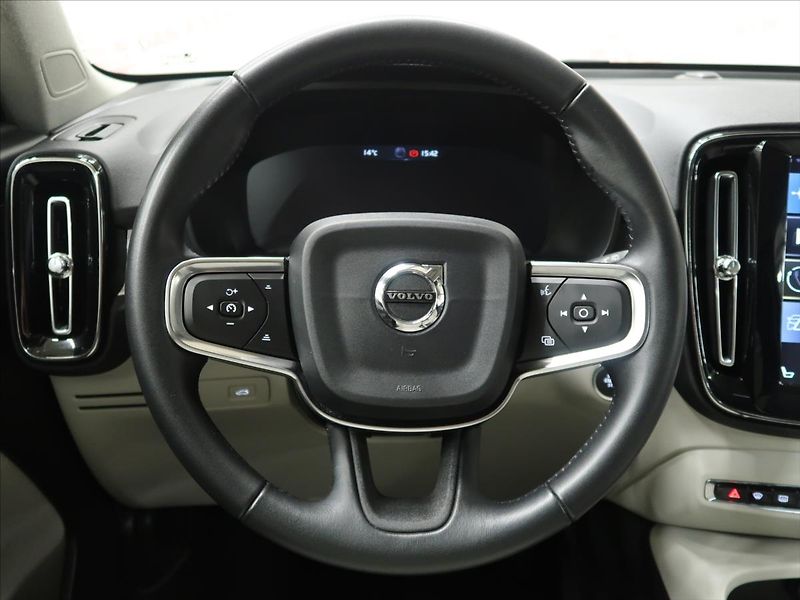 Volvo XC40 2,0 D4 AWD MOMENTUM CZ - fotka 17 z 39