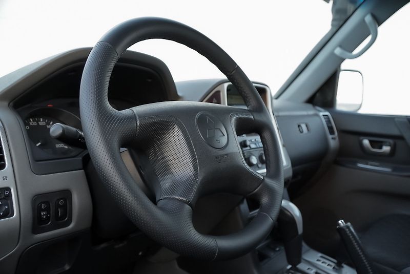 Mitsubishi Pajero 3.2 Di-D 4x4 AUTOMAT - fotka 27 z 32