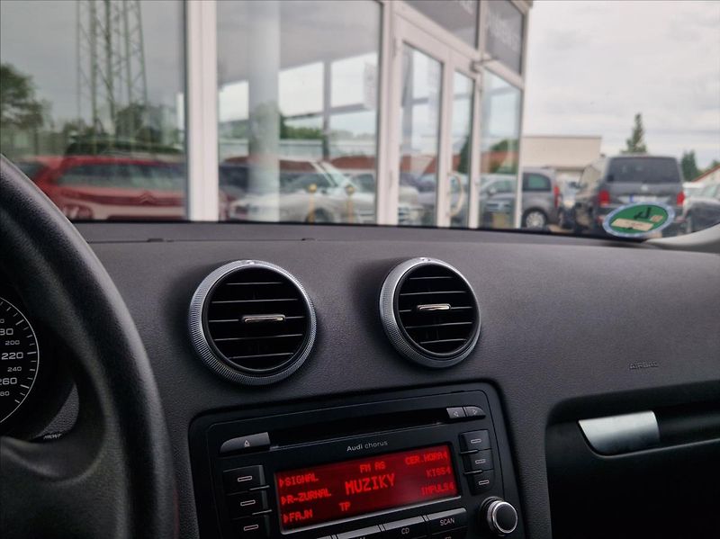 Audi A3 1,6 MPI SPORTBACK AUTOAC PANO - fotka 29 z 32