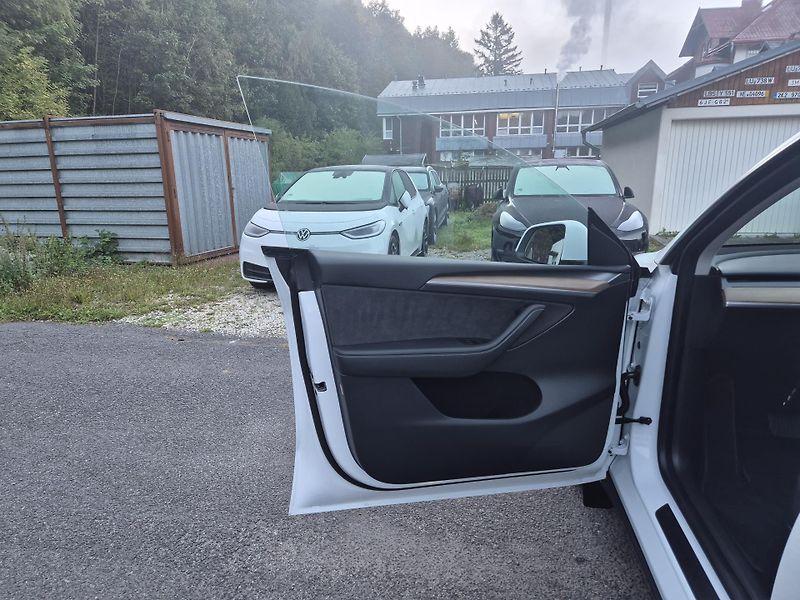 Tesla Model Y RWD 220kw TZ SOH 93,1 % - fotka 37 z 50