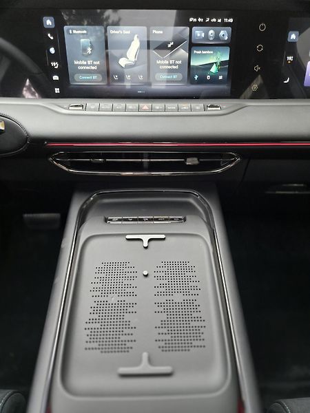 Voyah FREE 318 REV (2025) REV 318 AWD Hybrid - fotka 18 z 18