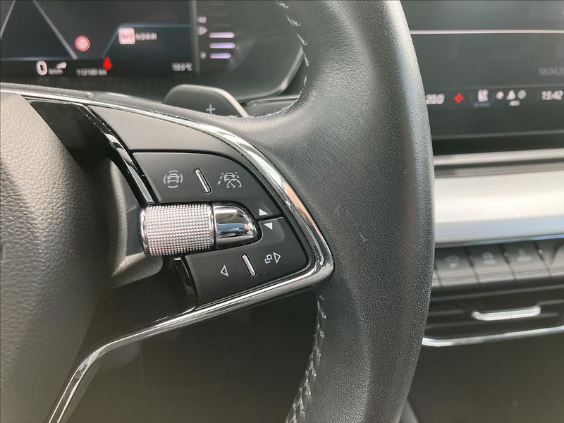 Škoda Octavia 2,0 TAŽNÉ,KŮŽE,MATRIX-BEAM - fotka 25 z 36