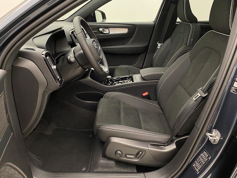 Volvo XC40 (2026) B3 AUT DARK ULTRA  - fotka 3 z 63