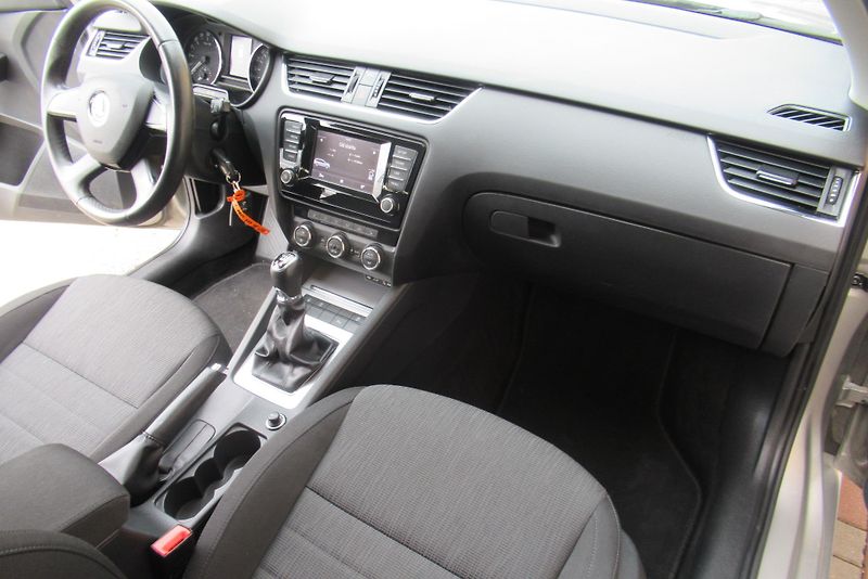 Škoda Octavia 1.6 TDi 4x4 AUT. KLIMA TAŽNÉ - fotka 11 z 19