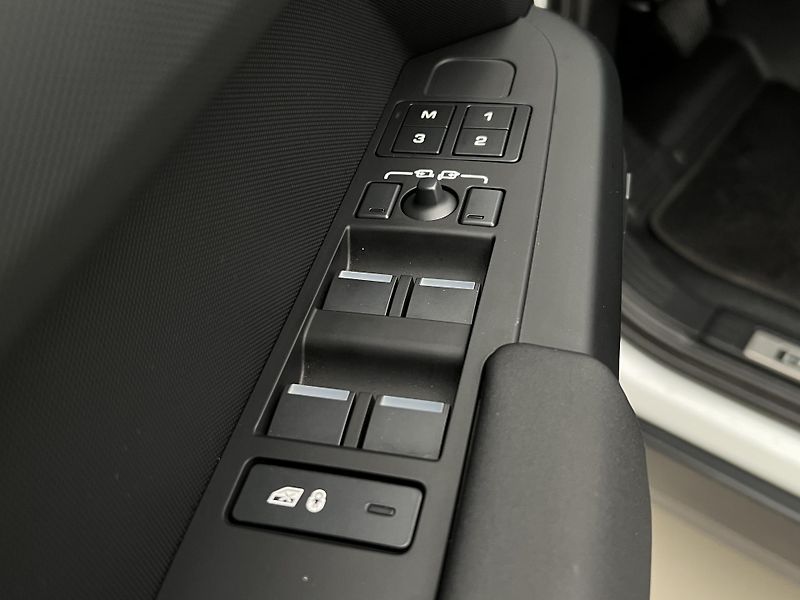 Land Rover Defender 110 D300 X-DYNAMIC SE AWD AUT  - fotka 42 z 43