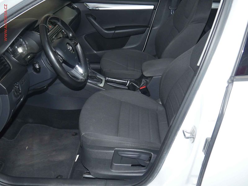 Škoda Octavia (2015) 2.0 TDi, ČR, DSG, AC, park - fotka 9 z 20