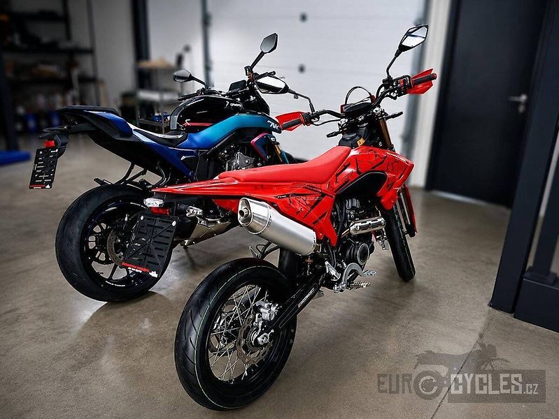 QJ Motor (2026) COV 125 Super Motard - Skladem - fotka 3 z 18