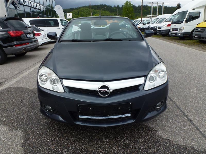 Opel Tigra 1,4 16V Roadster Cabrio - fotka 4 z 48