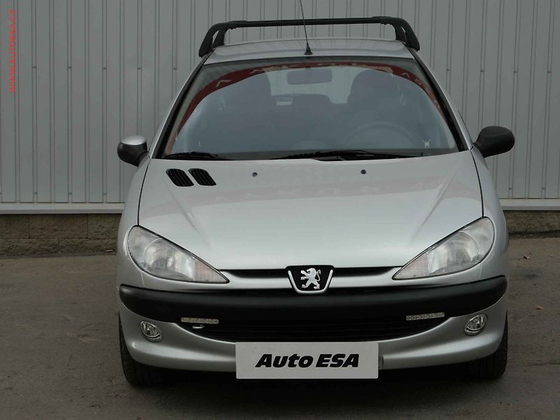 Peugeot 206 (2003) 1.4HDi, 2.maj,ČR, AC, tažné - fotka 2 z 12