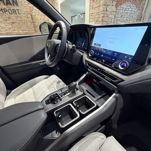 Lexus TX 550h+ (2025) 3.5 V6 Plug-in Hybrid - fotka 15 z 41