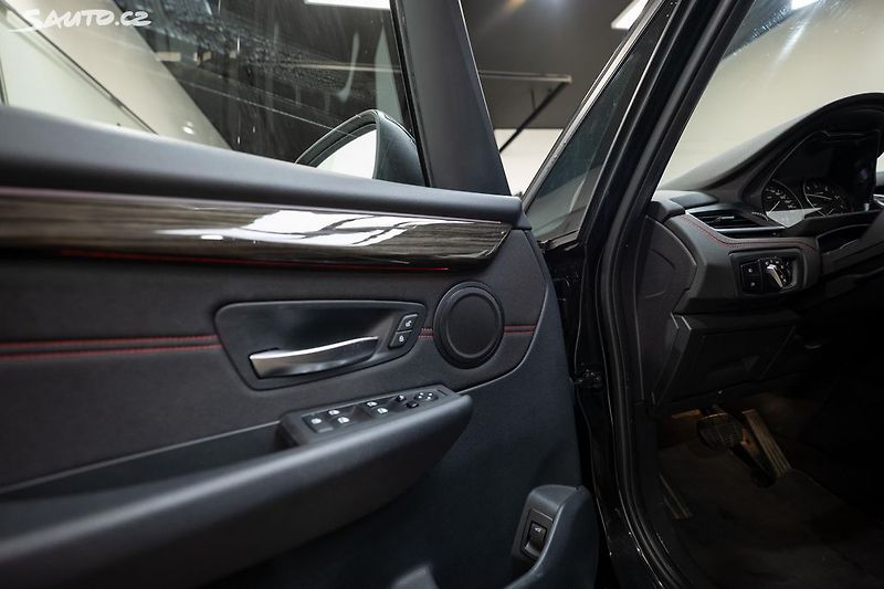 BMW Řada 2 216d Active Tourer - fotka 23 z 32
