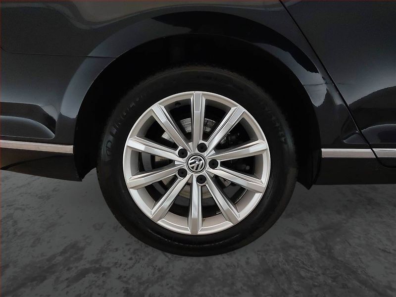 Volkswagen Passat (2017) Highline 2.0 TDI, Kůže, Navi - fotka 15 z 17