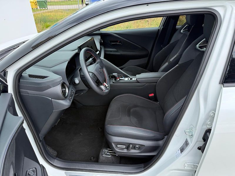 Toyota C-HR 2,0 HEV e-CVT GR Sport - fotka 11 z 30