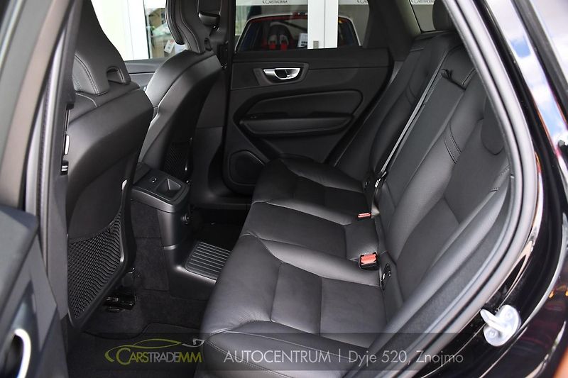 Volvo XC60 2.0T8 R-Desing RECHARGE - fotka 13 z 54
