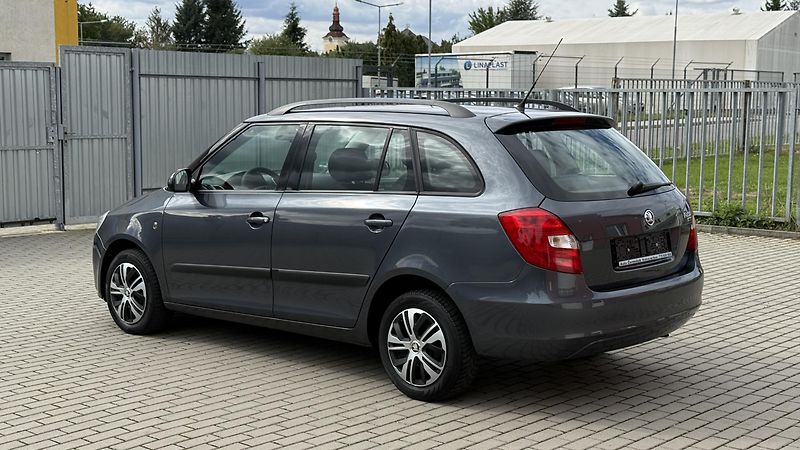 Škoda Fabia (2010) 1.4 16V*63kW*AMBIENTE*PĚKNÁ* - fotka 2 z 21