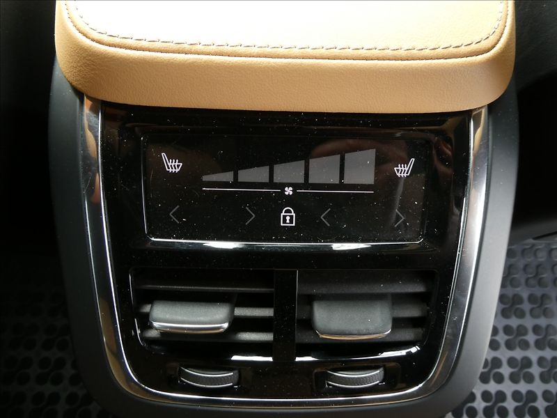 Volvo XC90 2,0 B5 173kW AWD,2x kola,ČR,DP - fotka 33 z 46