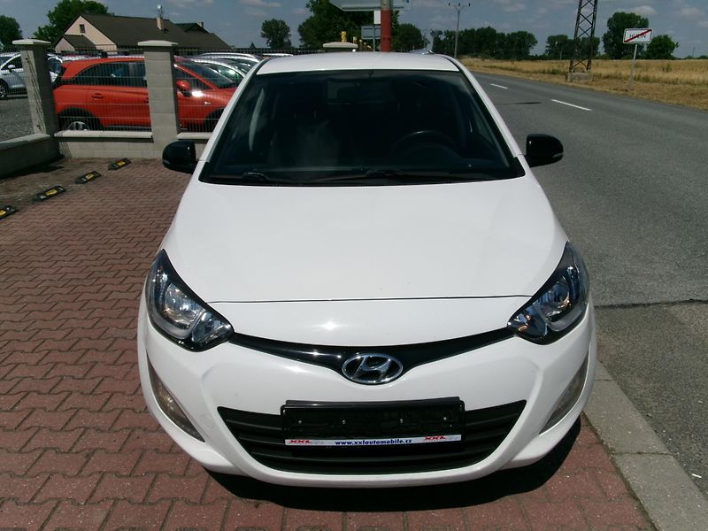 Hyundai i20 (2014) 1,2i - ZADÁNO - fotka 2 z 25