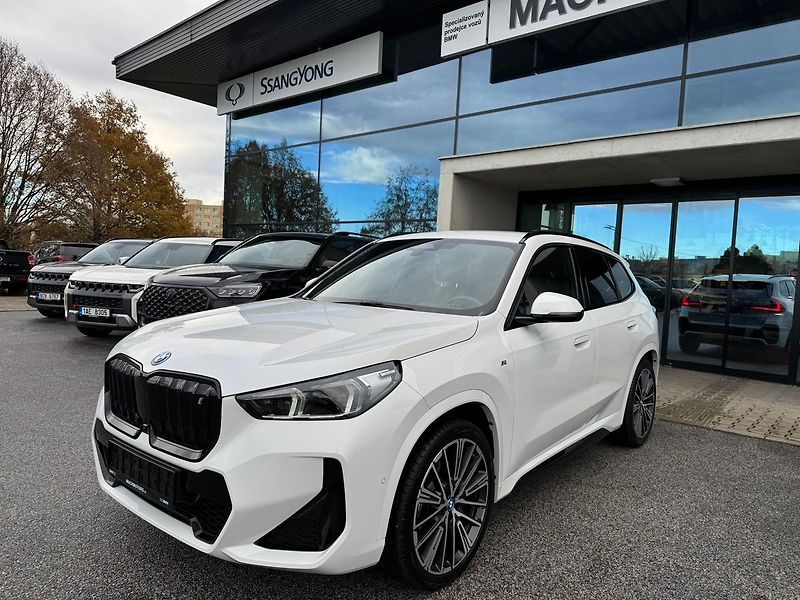 BMW iX1 xDrive 30 - fotka 6 z 22